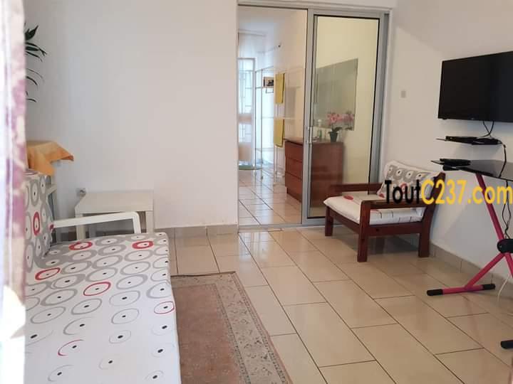 Studio Meublé à louer à Bonapriso, Douala