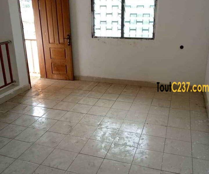 Studio en duplex à louer à Akwa, Douala