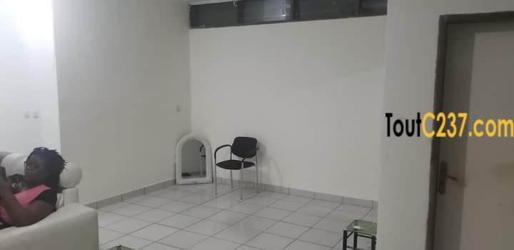Appartement à louer à Bonapriso, Douala