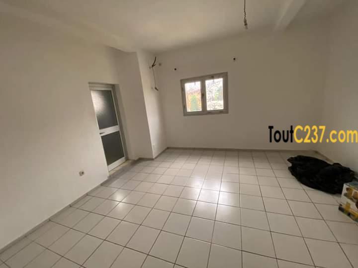 Duplex à louer à Logpom, Douala