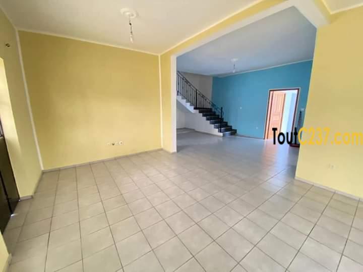 Duplex à louer à Logpom, Douala