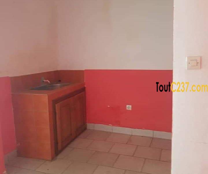 Espace commercial à louer à Bonapriso, Douala