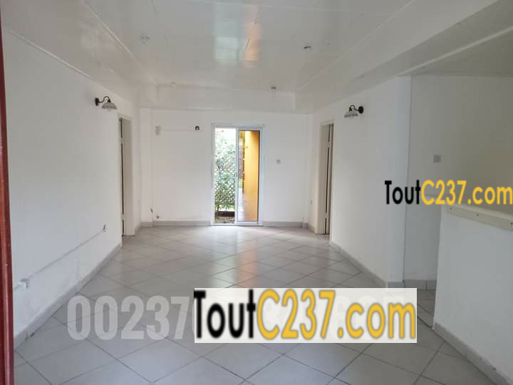 Villa pour activité commerciale à louer à Bali Douala