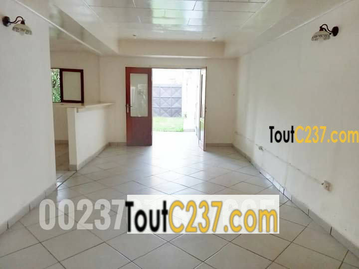 Villa pour activité commerciale à louer à Bali Douala