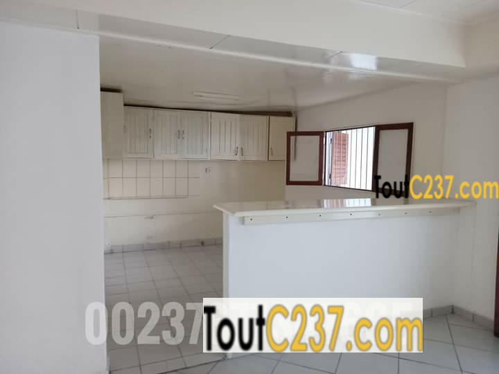 Villa pour activité commerciale à louer à Bali Douala