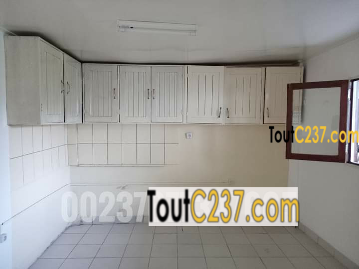 Villa pour activité commerciale à louer à Bali Douala