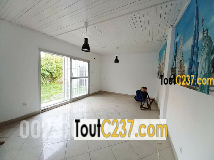 Villa pour activité commerciale à louer à Bali Douala