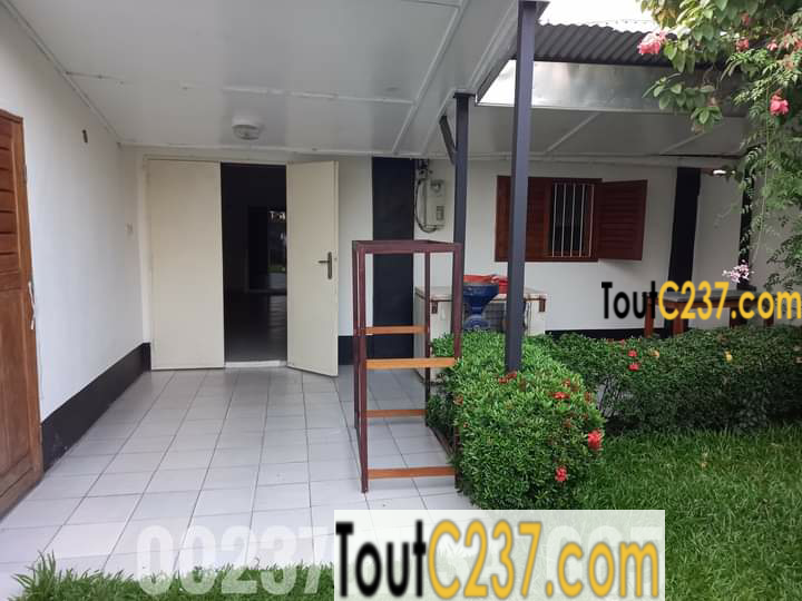 Villa pour activité commerciale à louer à Bali Douala