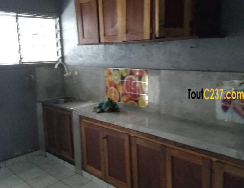 Urgence: Villa plein pied à louer à Akwa, Douala