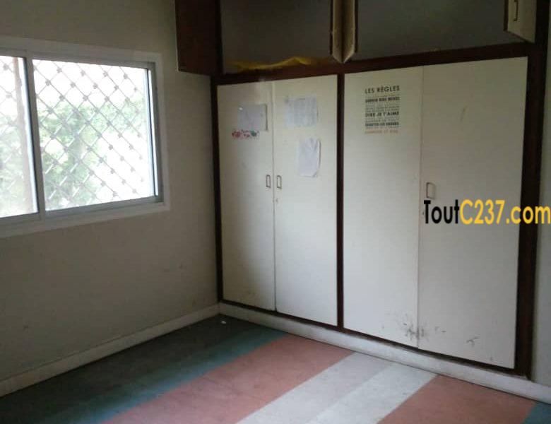 Urgence: Villa plein pied à louer à Akwa, Douala