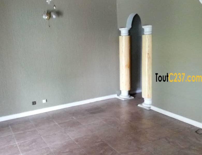 Urgence: Villa plein pied à louer à Akwa, Douala