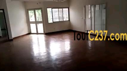 Vaste et joli Duplex à louer à Bonapriso, Douala