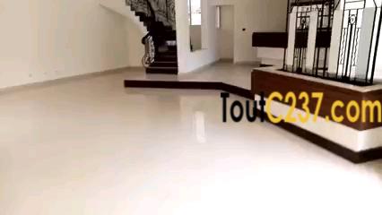 Vaste et joli Duplex à louer à Bonapriso, Douala