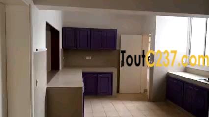 Vaste et joli Duplex à louer à Bonapriso, Douala
