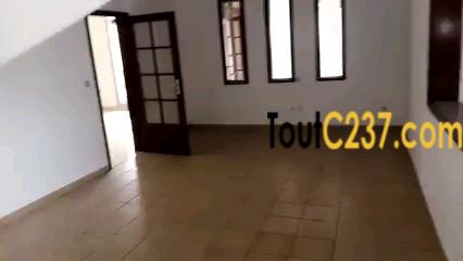 Vaste et joli Duplex à louer à Bonapriso, Douala