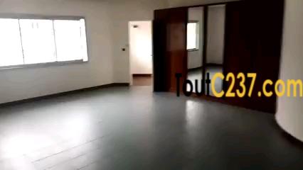 Vaste et joli Duplex à louer à Bonapriso, Douala