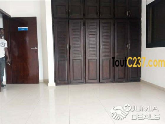 VIP: Vaste Appartement À Louer À Bonapriso, Douala