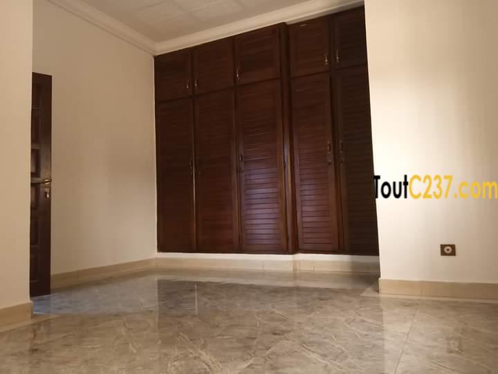 VIP: Triplex À Louer À Bonapriso, Douala