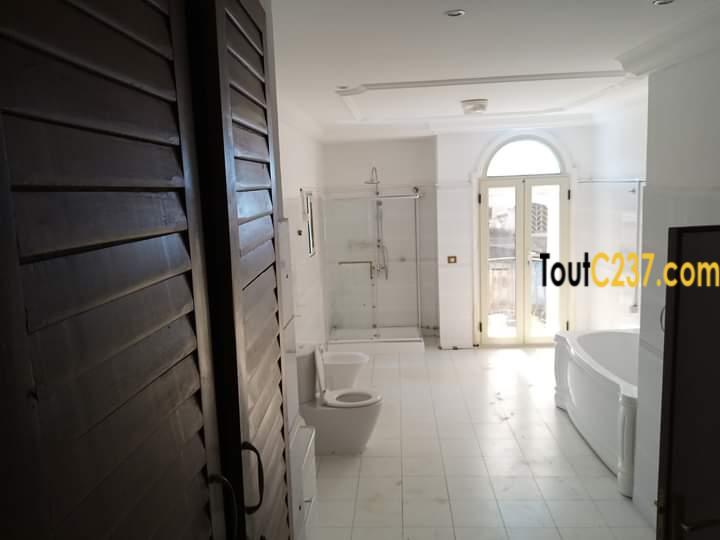 VIP: Triplex À Louer À Bonapriso, Douala