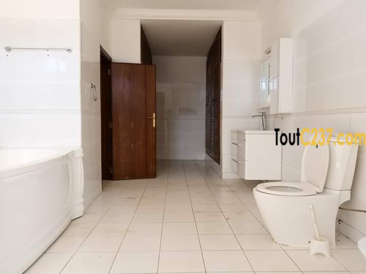 VIP: Triplex À Louer À Bonapriso, Douala