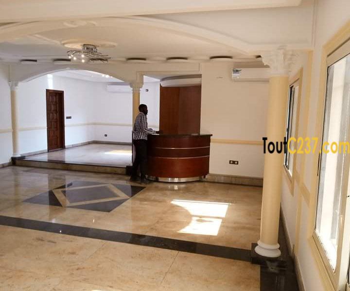 VIP: Triplex À Louer À Bonapriso, Douala