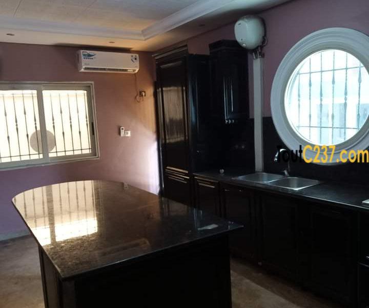VIP: Triplex À Louer À Bonapriso, Douala