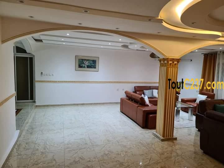 Somptueux Duplex à vendre à Bonaberi, Douala