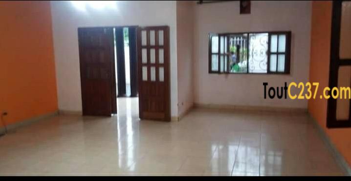 Villa, maison à vendre à Logpom, Douala