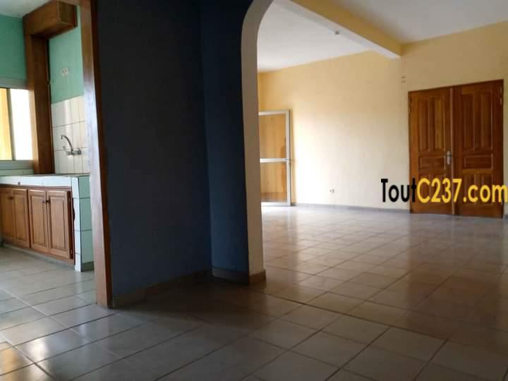 Appartement à louer à Bonamoussadi sable, Douala