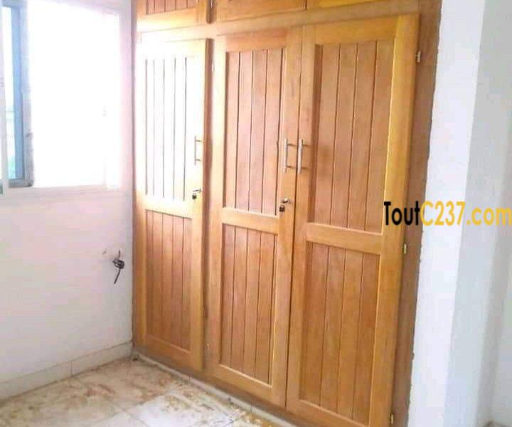 Studio moderne à louer à Carrefour Agip, Douala