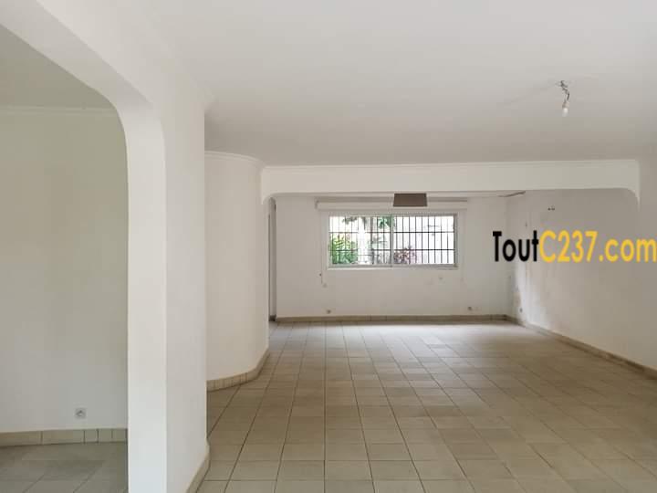 Duplex avec piscine à louer à Bonapriso, Douala