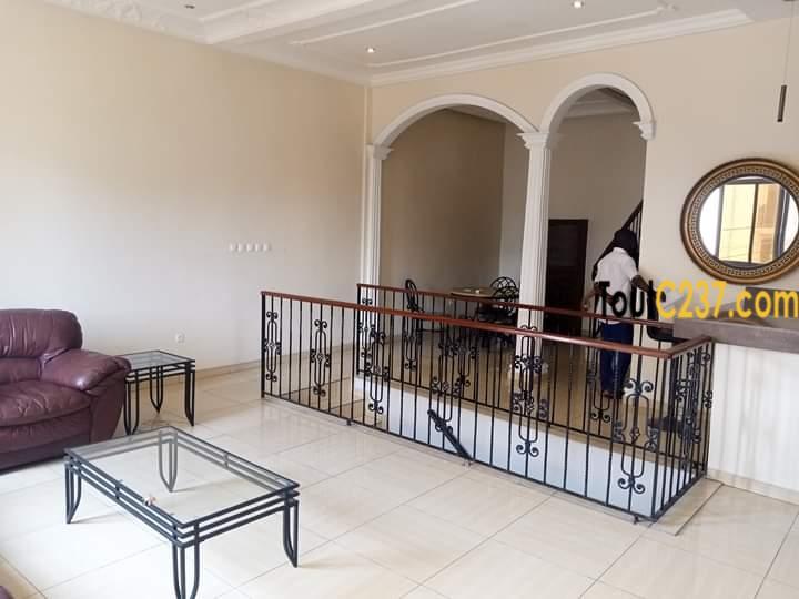 Appartement en duplex à louer à Bonanjo, Douala