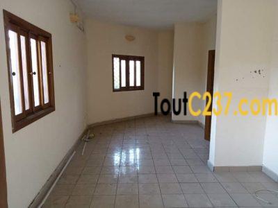Duplex , villa à louer à Bonapriso, Douala