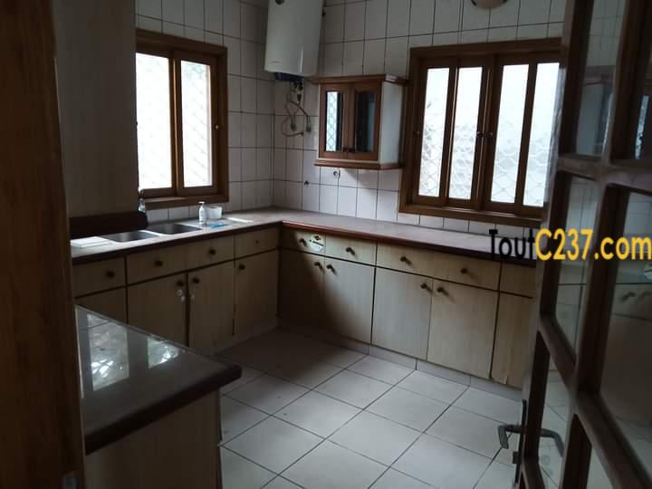 Duplex , villa à louer à Bonapriso, Douala