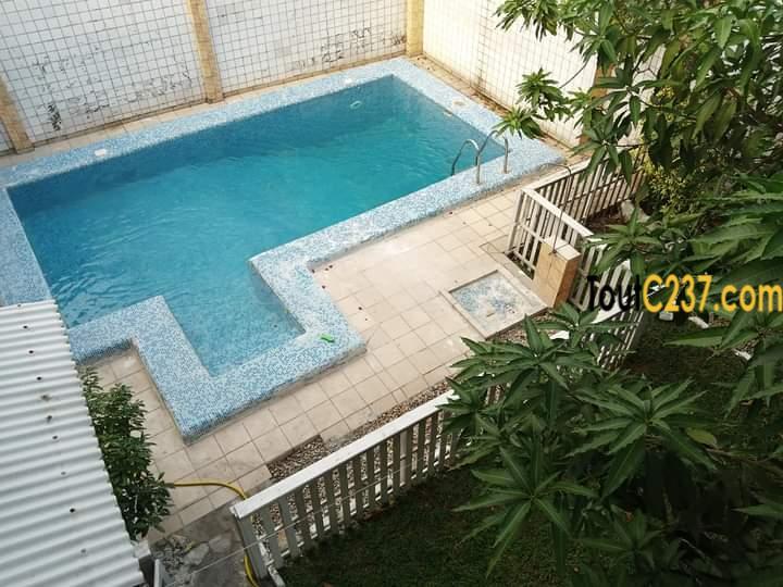 Duplex , villa à louer à Bonapriso, Douala