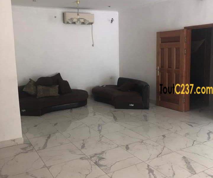 Villa à louer à Hopital général, Douala