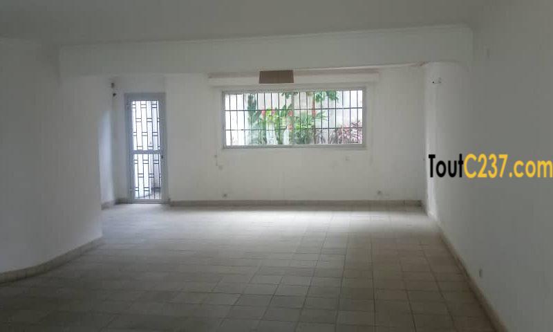 Duplex à louer à Bonapriso, Douala
