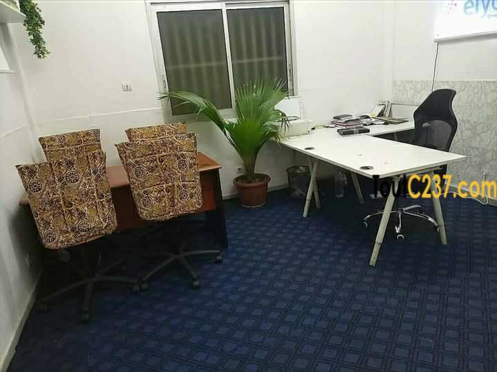 Bureau équipé à louer à Akwa, Douala