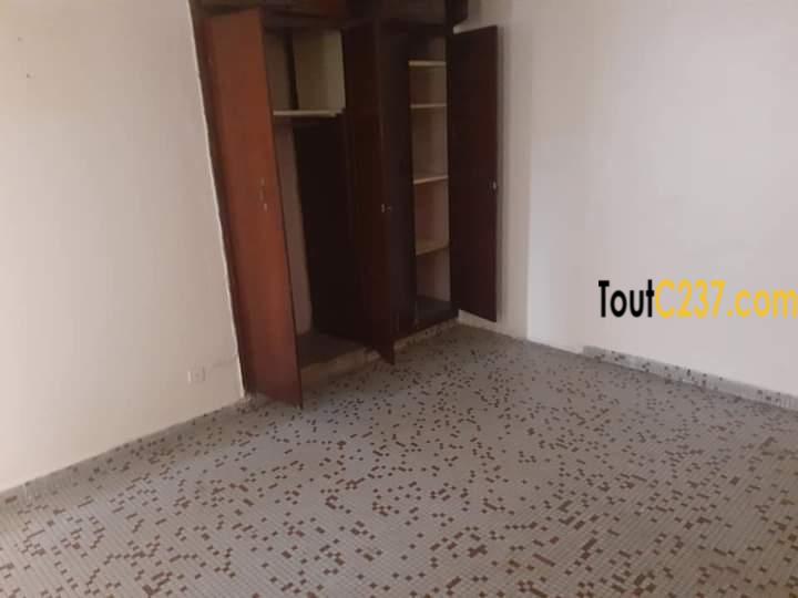 Appartement ou Bureau à louer à Ngodi, Akwa