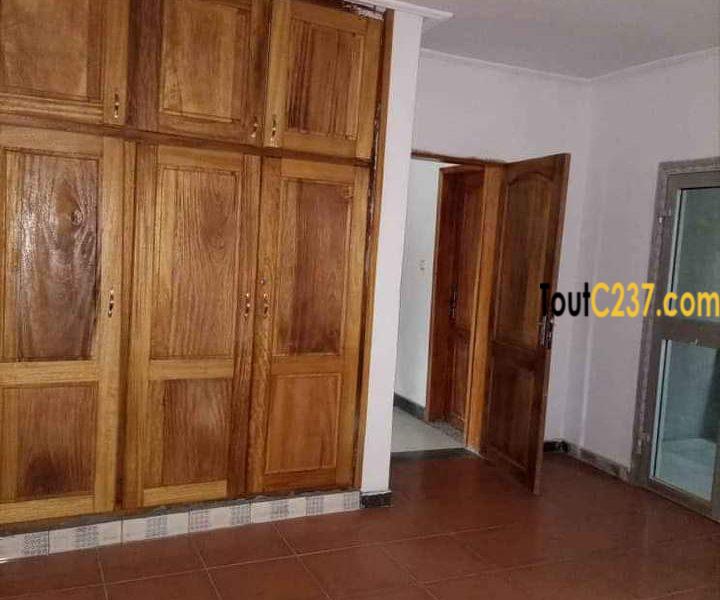 Appartement à louer à Logpom bordure de route Douala