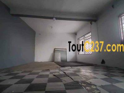 Boutique avec mezzanine à louer à Deido Douala