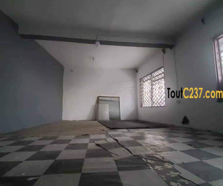 Boutique avec mezzanine à louer à Deido Douala