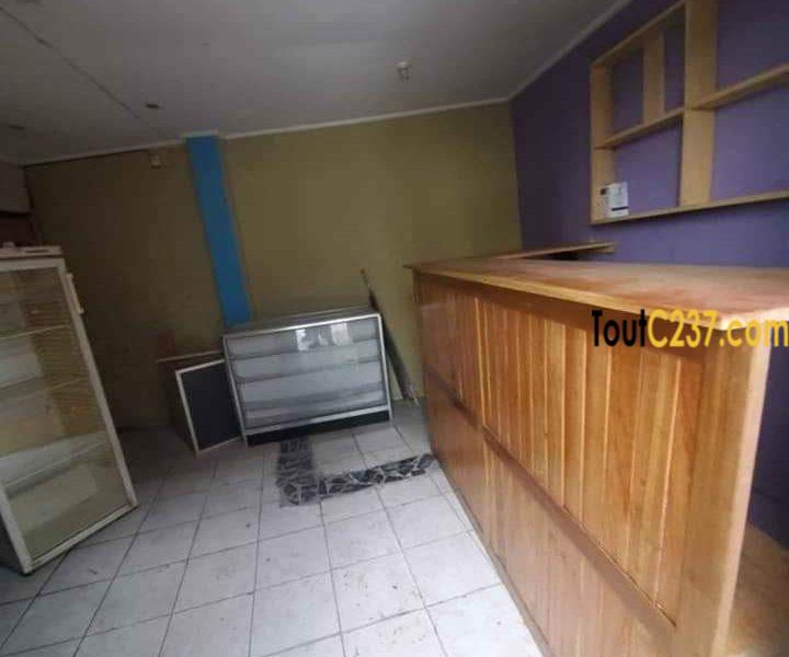 Boutique avec mezzanine à louer à Deido Douala