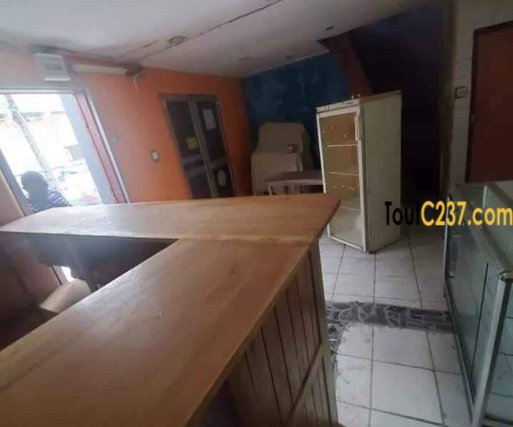 Boutique avec mezzanine à louer à Deido Douala