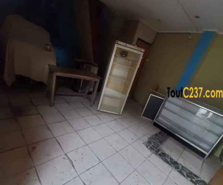 Boutique avec mezzanine à louer à Deido Douala