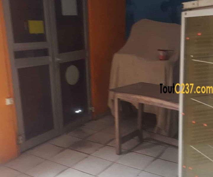 Boutique avec mezzanine à louer à Deido Douala