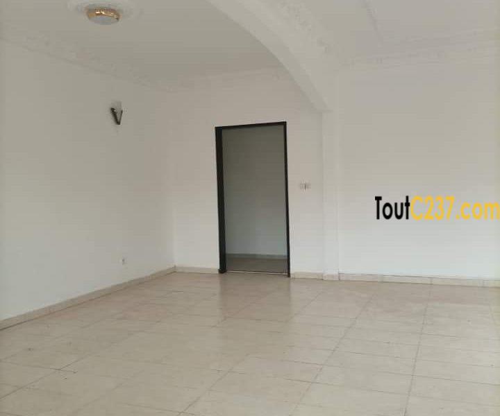 Maison entree seule à louer à Logpom Douala