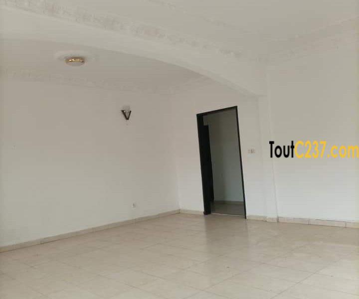 Maison entree seule à louer à Logpom Douala