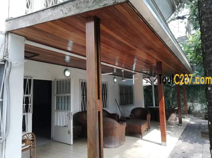 Maison Duplex à louer à Bonapriso Douala