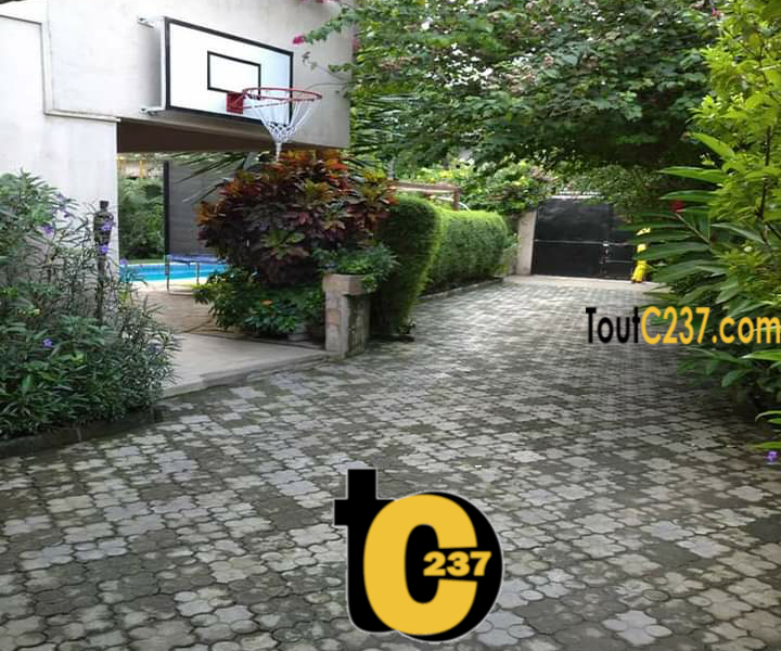 Duplex à vendre à Bonapriso, Douala